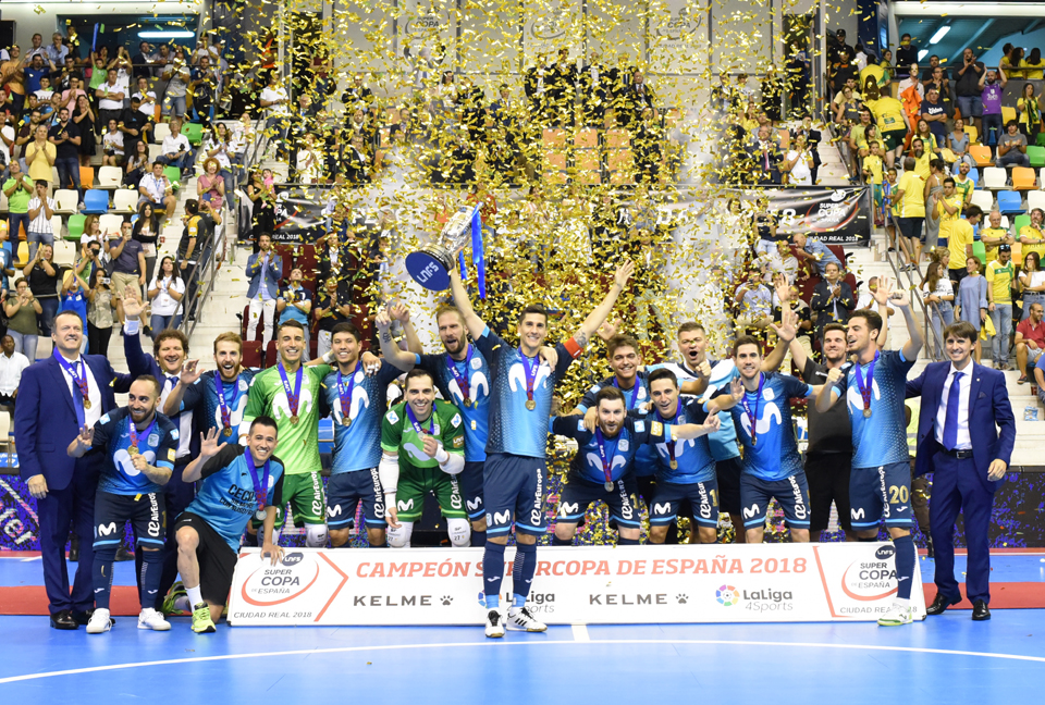 supercampeones-18 Carlos Ortiz, levantando la Supercopa de España 2018